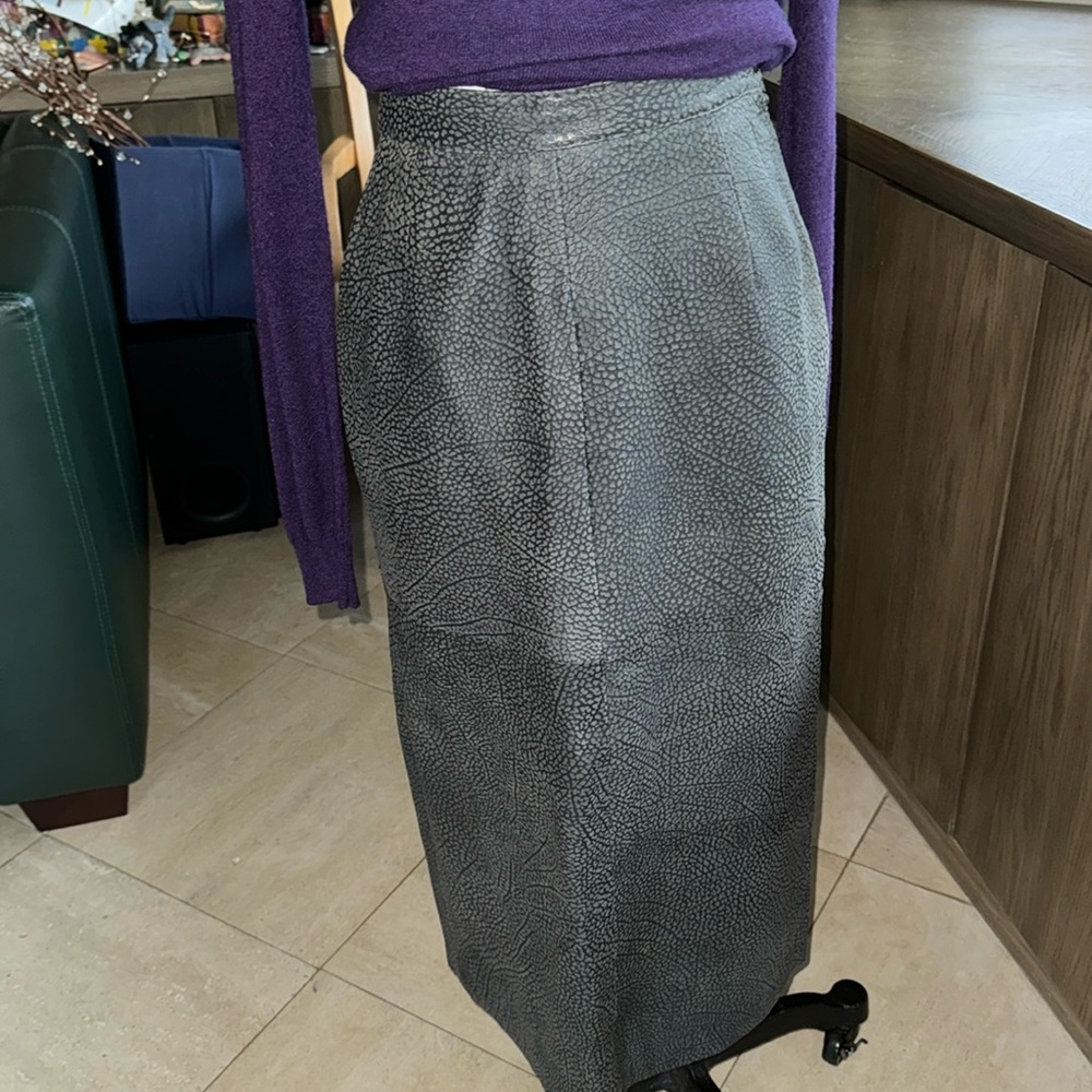 Midi dark gray 100% leather skirt, high waisted & fitted